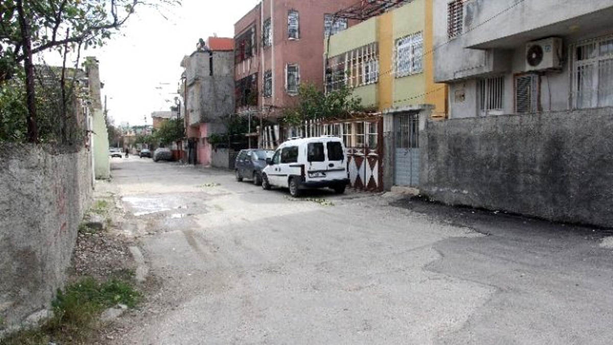 Kuzeninin Gırtlağını Kesti