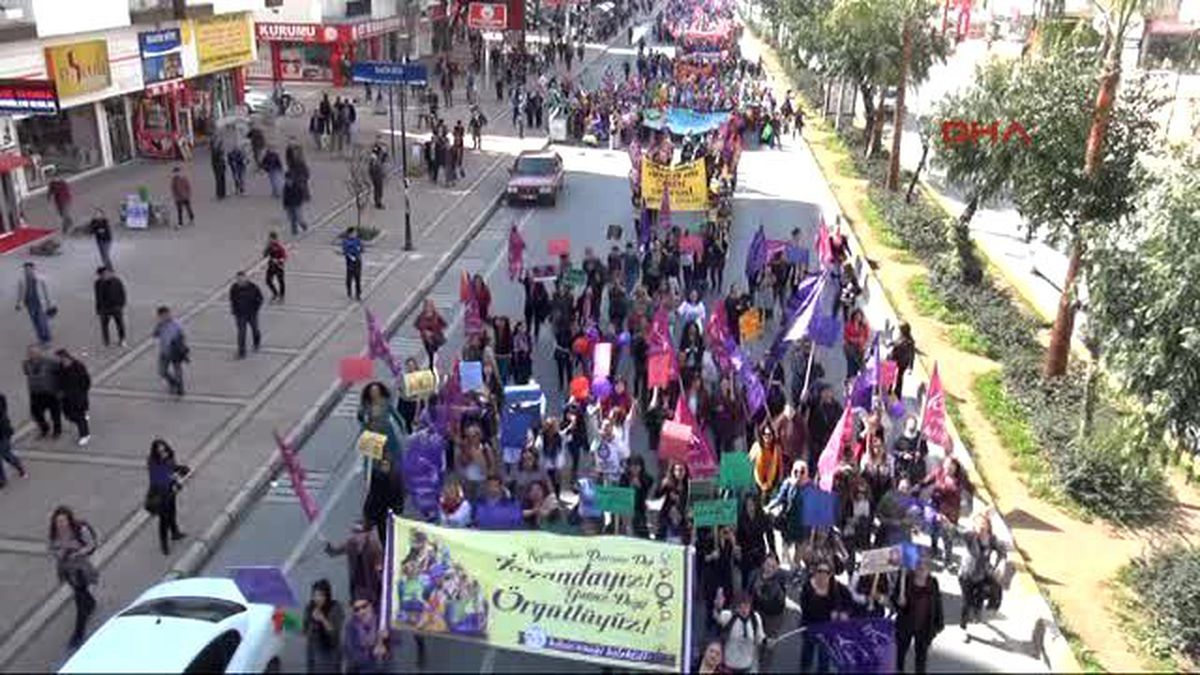 Mersin\'de Kadınlar Şiddete Karşı Yürüdü