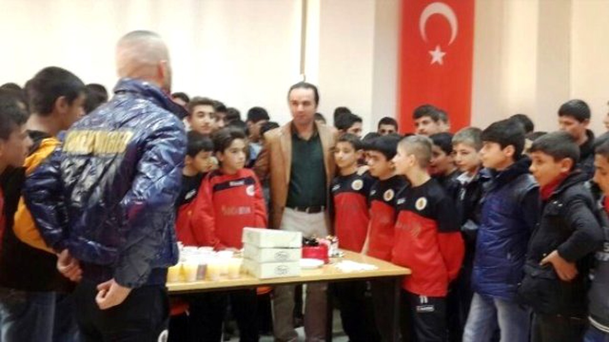 Öğrencilerden Kaymakam Erkan\'a Doğum Günü Sürprizi