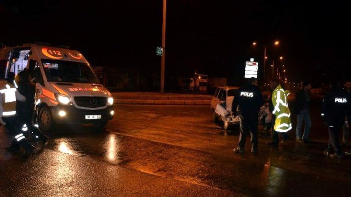 Otomobiller Çarpıştı: 3 Yaralı