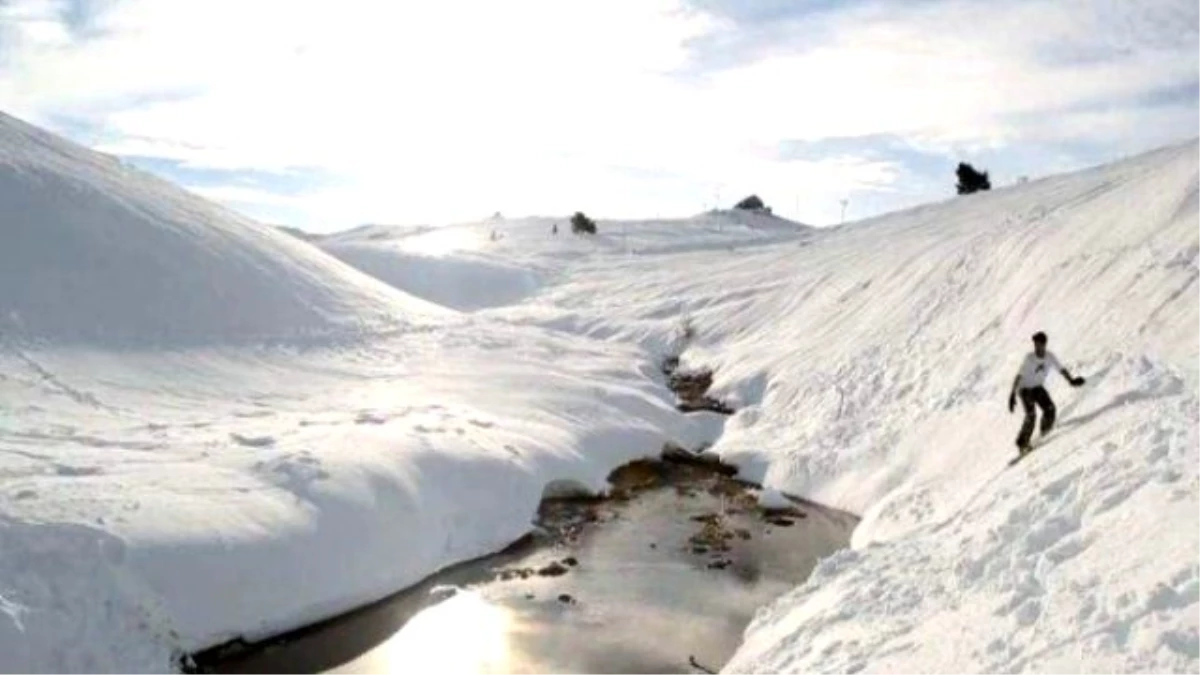 Çılgın Snowboardçular Uludağ\'da Nefes Kesti