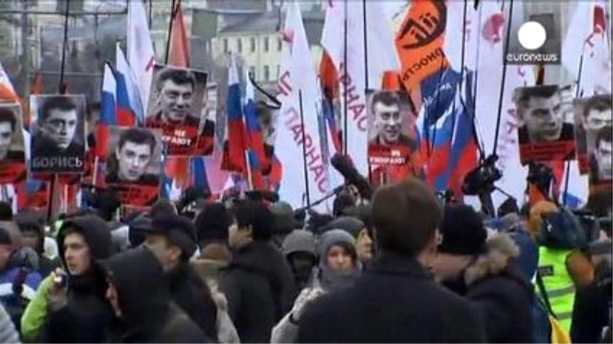 Ruslar Nemtsov\'un Anısı İçin Yürüdü