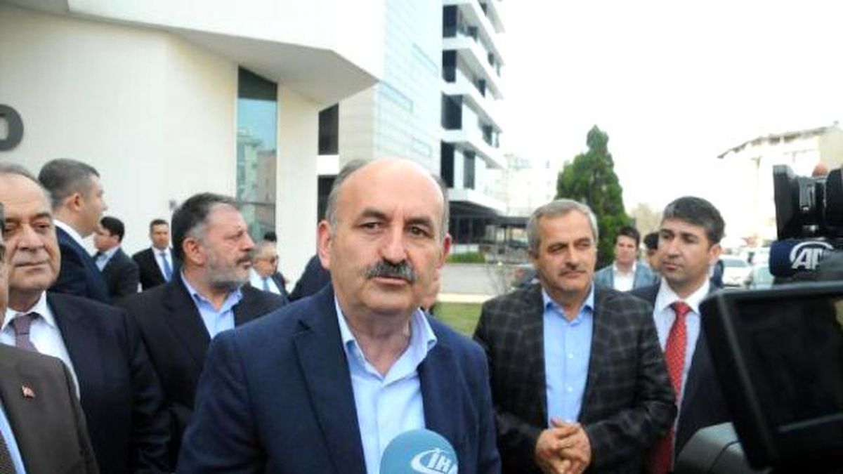 Sağlık Bakanı Müezzinoğlu\'nun Önünde Kendini Yakmak İstedi (2)