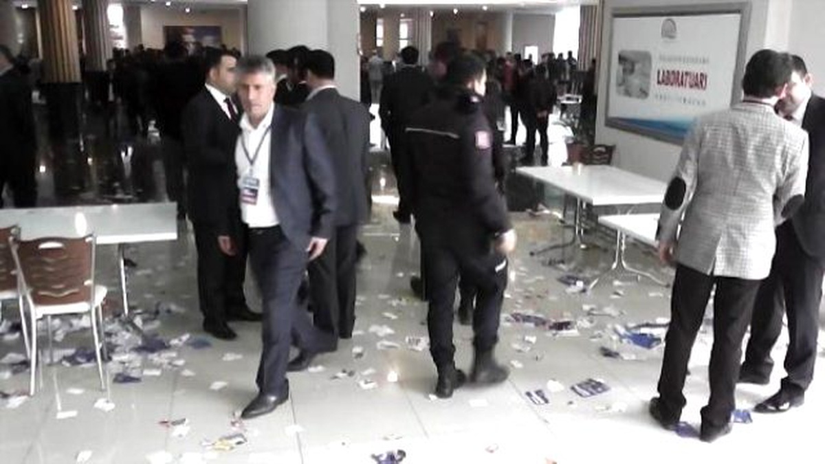Şanlıurfa\'da AK Parti Temayül Yoklamasında Arbede Çıktı