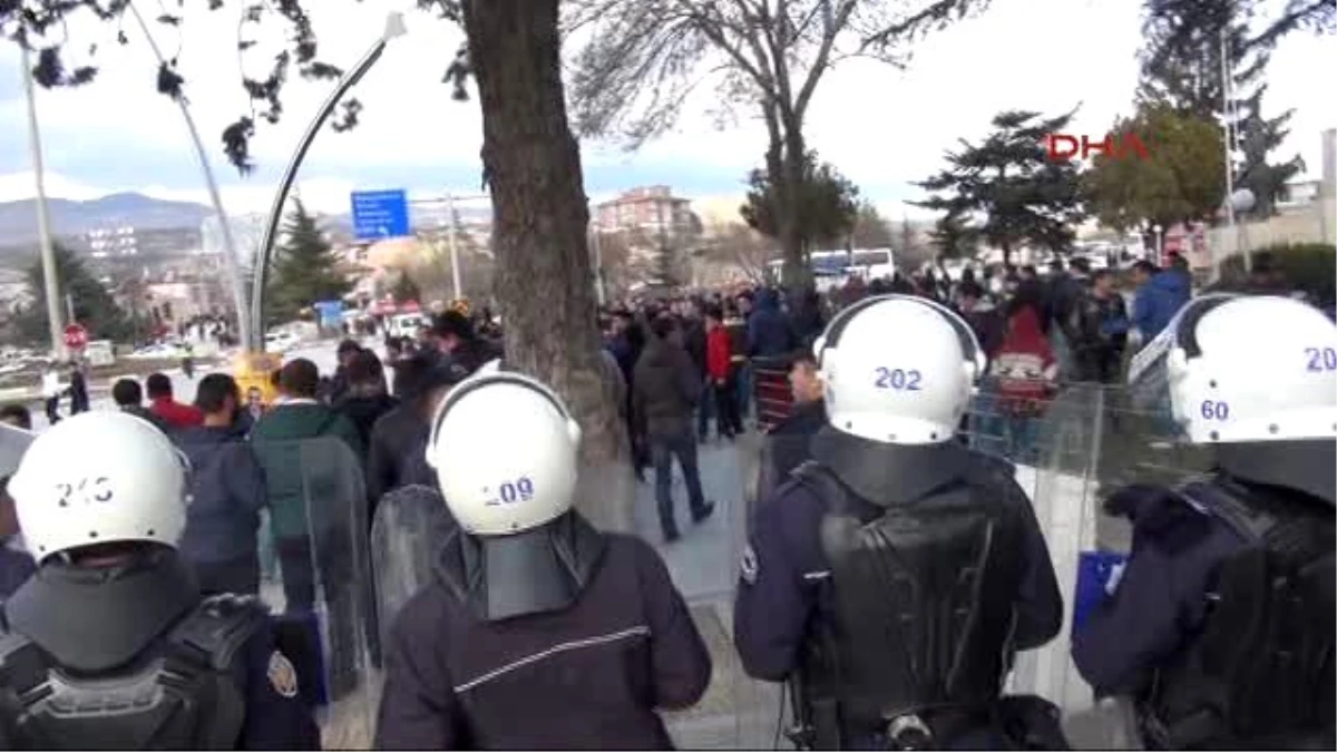 Taraftarlar Tokatspor Futbolcularını Taşıyan Otobüsü Taşladı