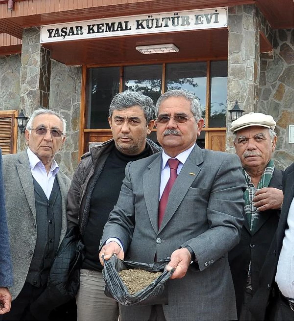 Yaşar Kemal\'in Mezarına Köyünden Toprak Götürülecek