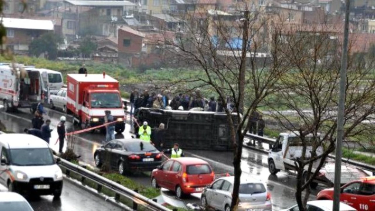 Yolcu Minibüsü Devrildi, 4 Kişi Yaralandı