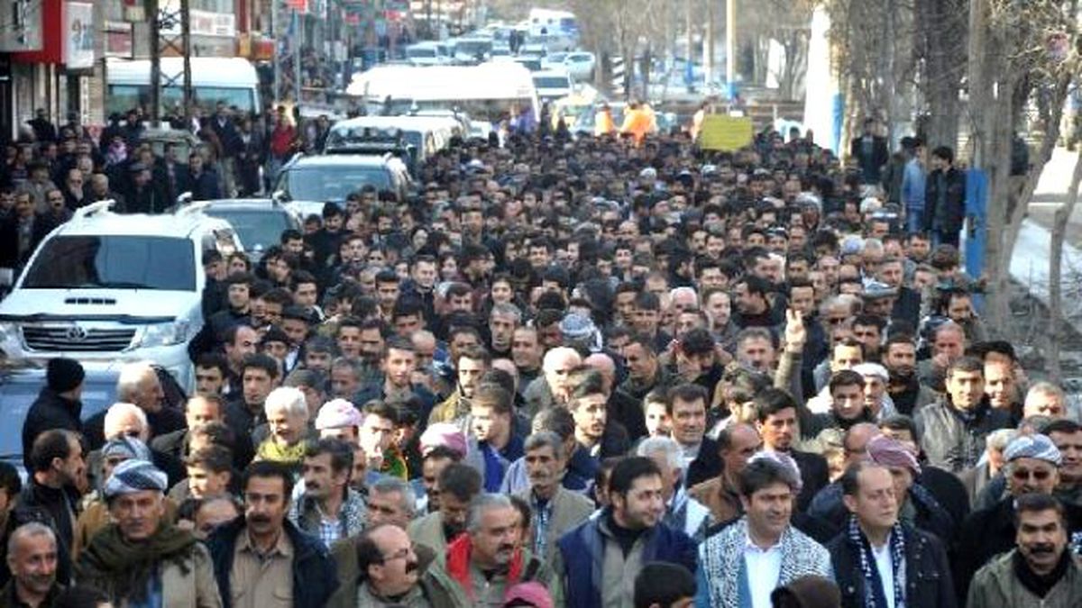 Yüksekova\'da İç Güvenlik Paketini Protesto Yürüyüşü