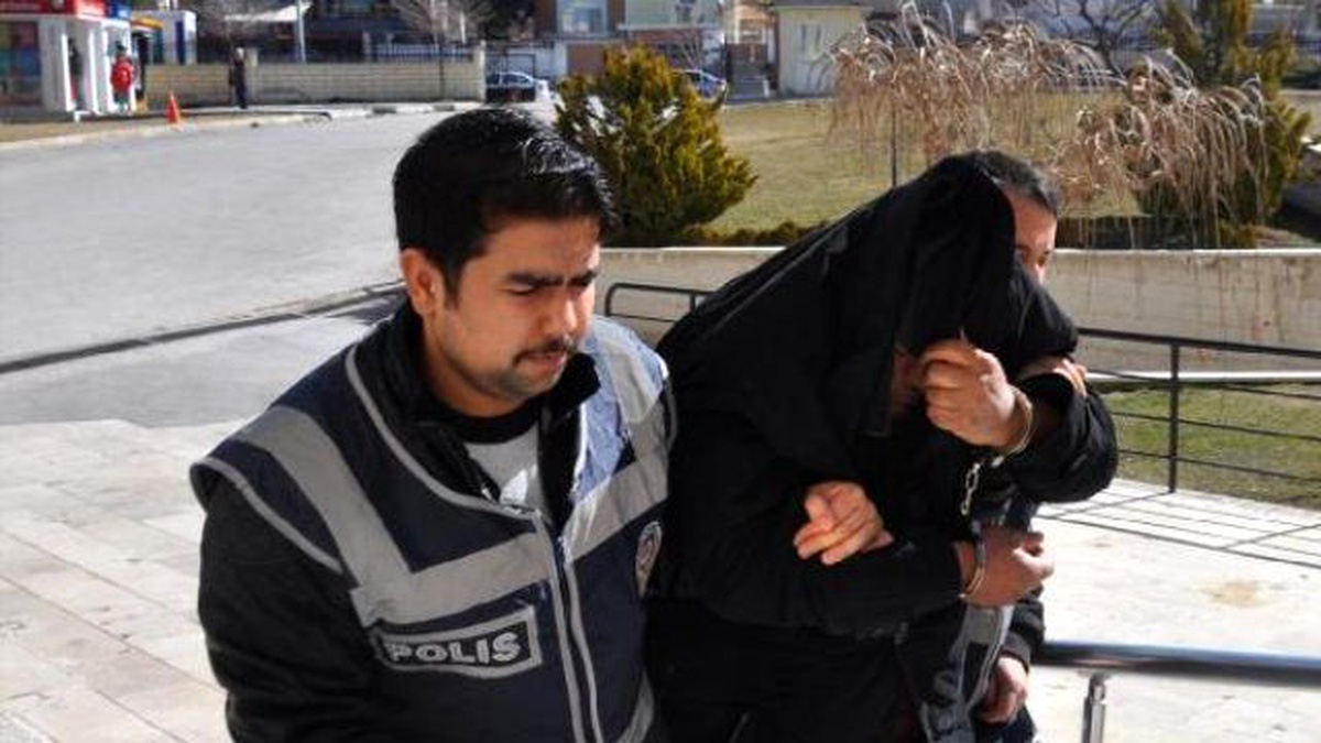Anne ve Babanızın Hacı Arkadaşıyım\' Diyerek Dolandırdı
