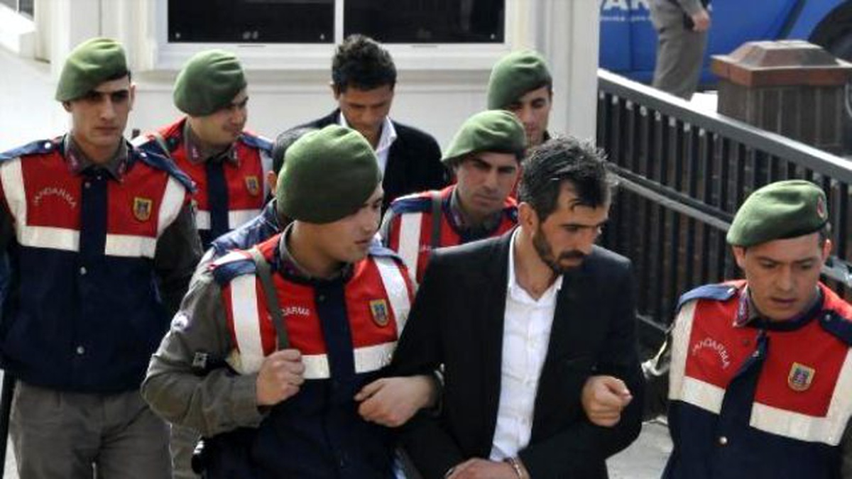 Arabaya Koşup Hurda Toplamak İçin Yarış Atlarını Çaldılar