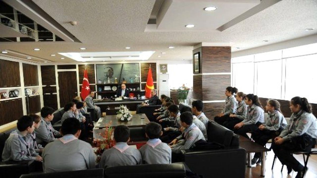 Başkan Babaş\'tan İzcilere Üniforma Jesti