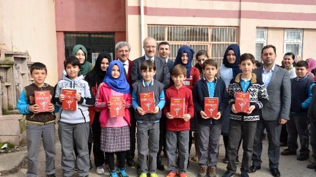 Başkan Kafaoğlu, Kitap Dağıttı
