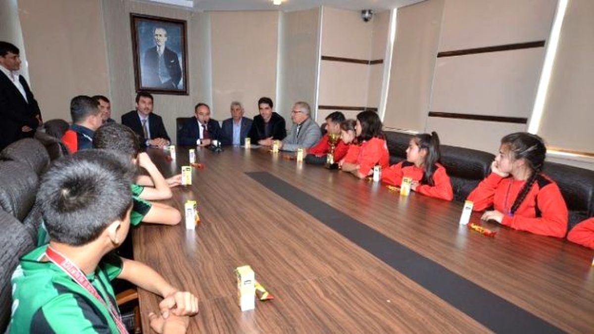 Başkan Üzülmez, Başarılı Öğrencileri Ödüllendirdi