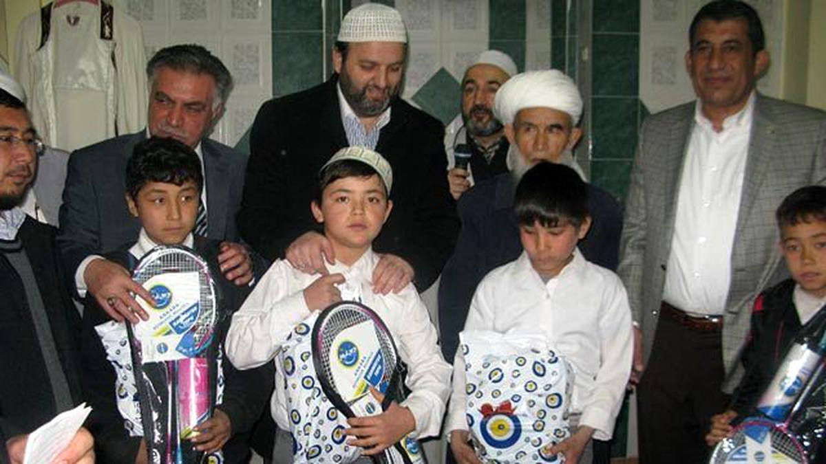 Camiye Gelen Öğrencilere Hediye