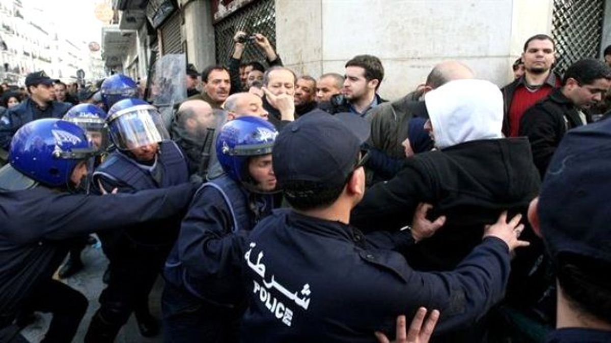 Cezayir\'de Hükümet Protestosu: 60 Yaralı