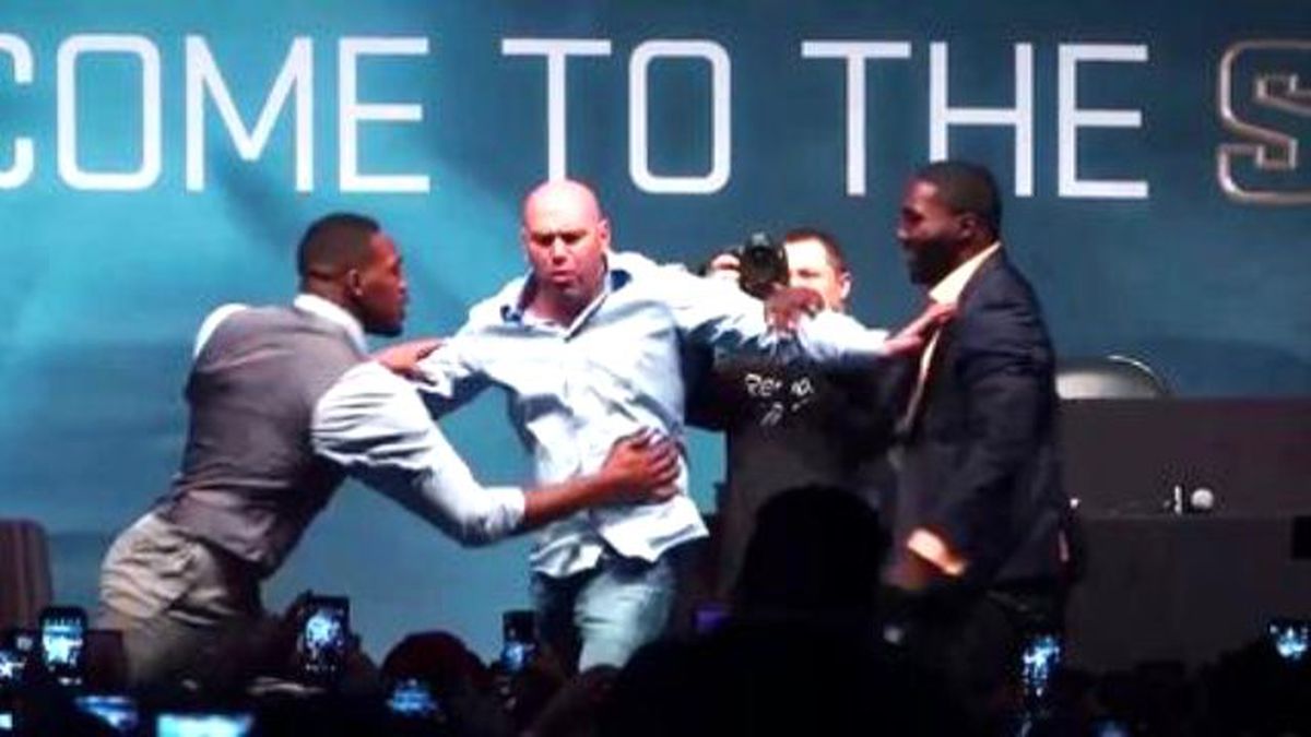 Dövüşçüler Arasında Tansiyon Bir Anda Gerildi Ve...