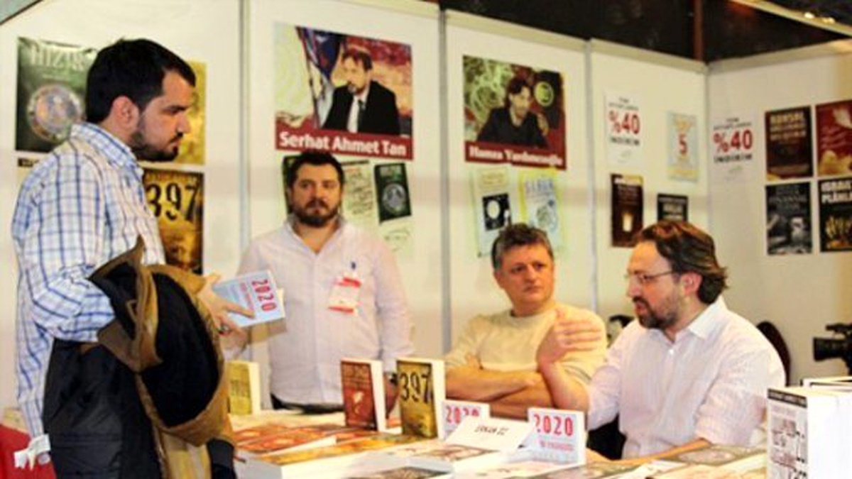 Gazeteci Erkan Öz ve Ekonomist Kaan Sarıaydın Cnr Kitap Fuarı\'nda