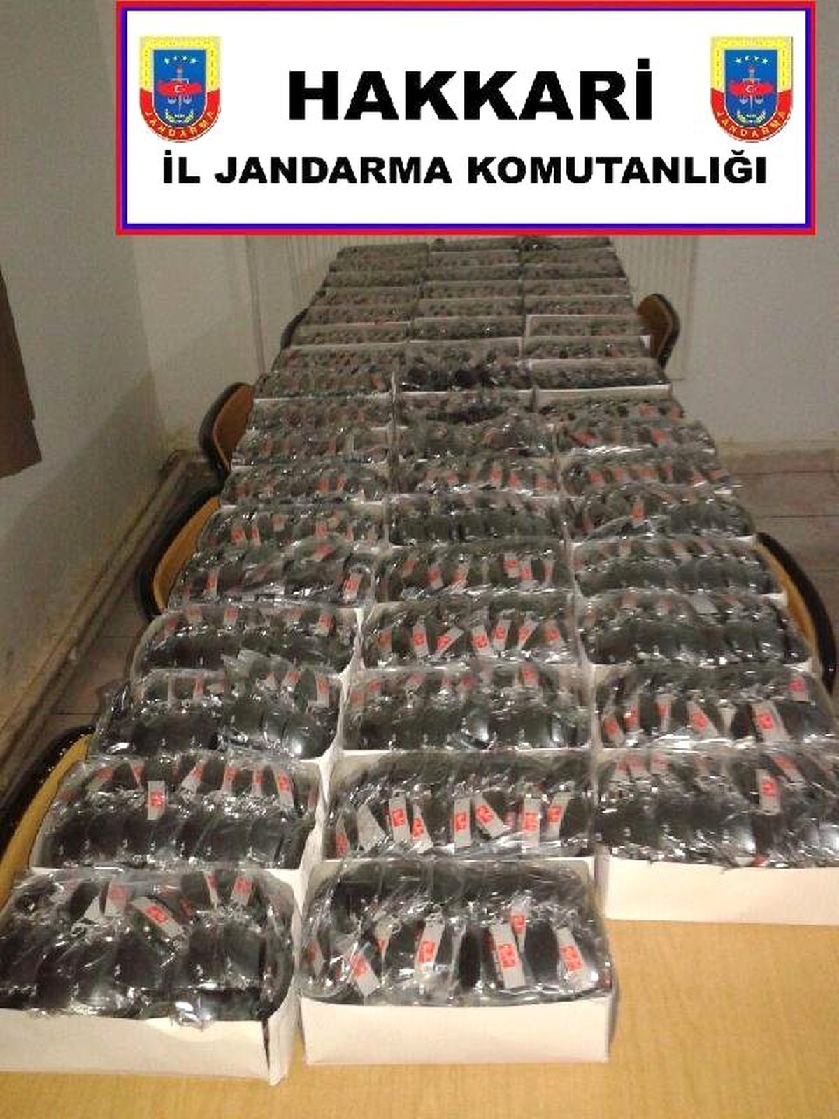 Hakkari\'de 1430 Adet Kaçak Güneş Gözlüğü Ele Geçirildi