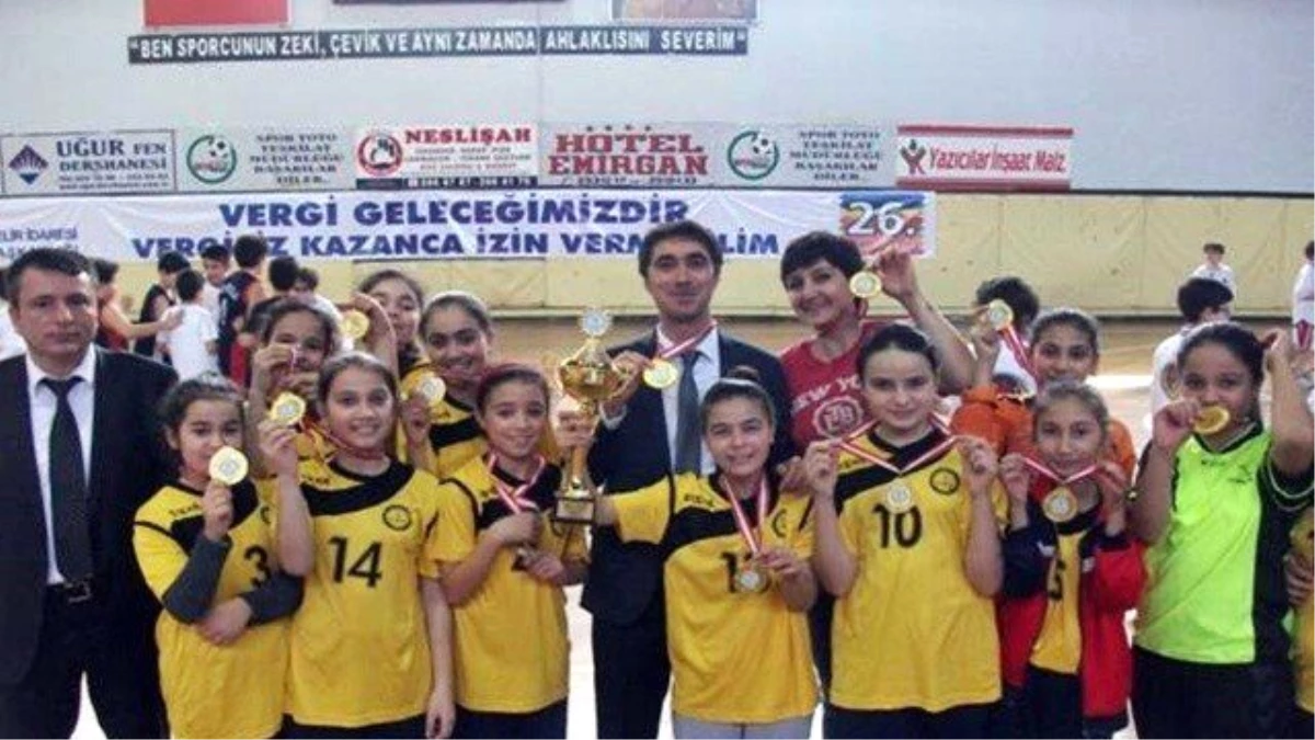 Hentbolde Kazanan Yine Karapınar Abdullah Güpgüpoğlu Ortaokulu Oldu