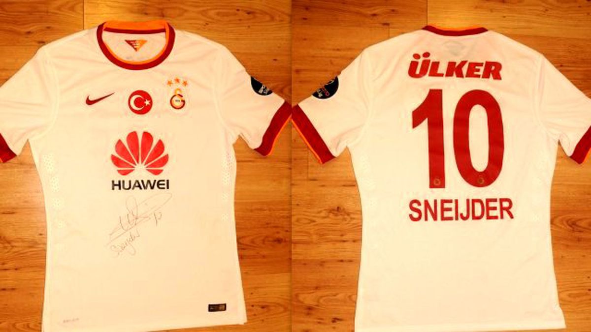 İlk İmza Sneijder\'den