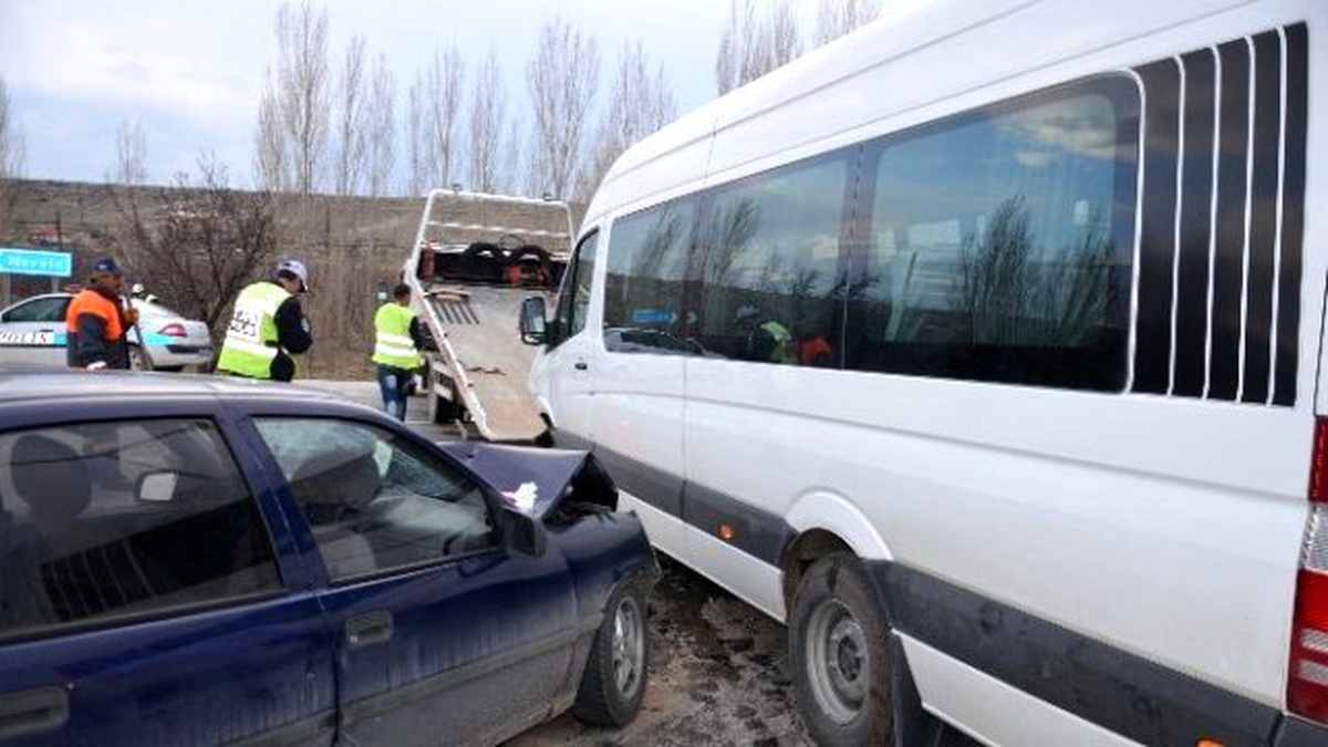 İşçi Servisi ile Otomobil Çarpıştı: 14 Yaralı