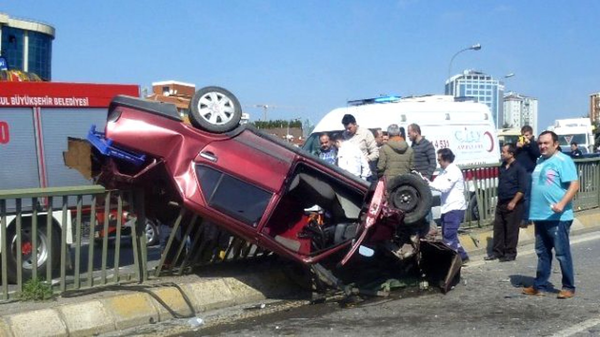 Kadıköy\'de 16 Yaşındaki Ehliyetsiz Sürücü Demir Bariyerlere Çarptı