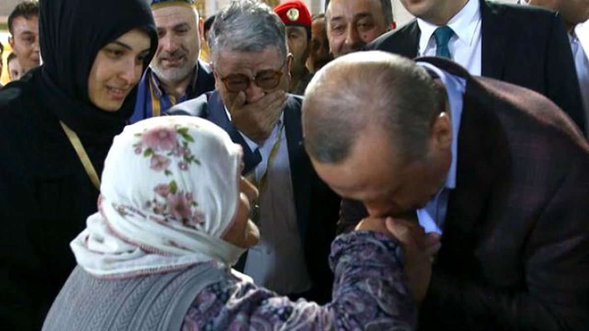 Medine\'de Karşılaşınca Elini Öptü