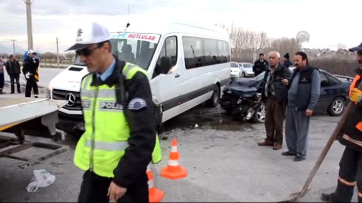 Karaman\'da Minibüs ile Otomobil Çarpıştı: 14 Yaralı