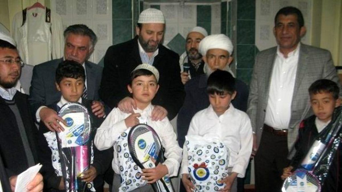 Öğrenciler Hediyelerle Cemaatle Namaza Özendiriliyor