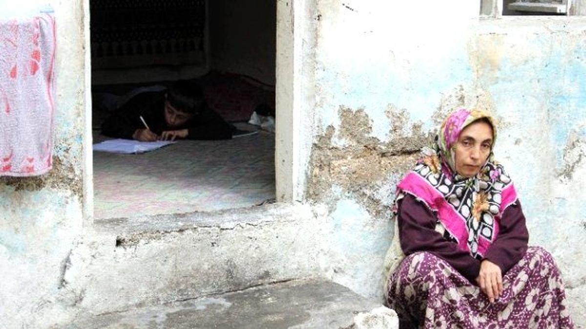 Öğretmenine Elektriklerinin Kesik Olduğunu Söylemeye Utanıyor