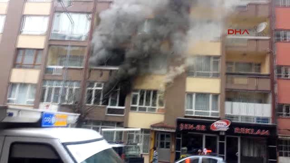 Sivas Yangın Çıkan Evin Penceresinden Atladı, Beli Kırıldı