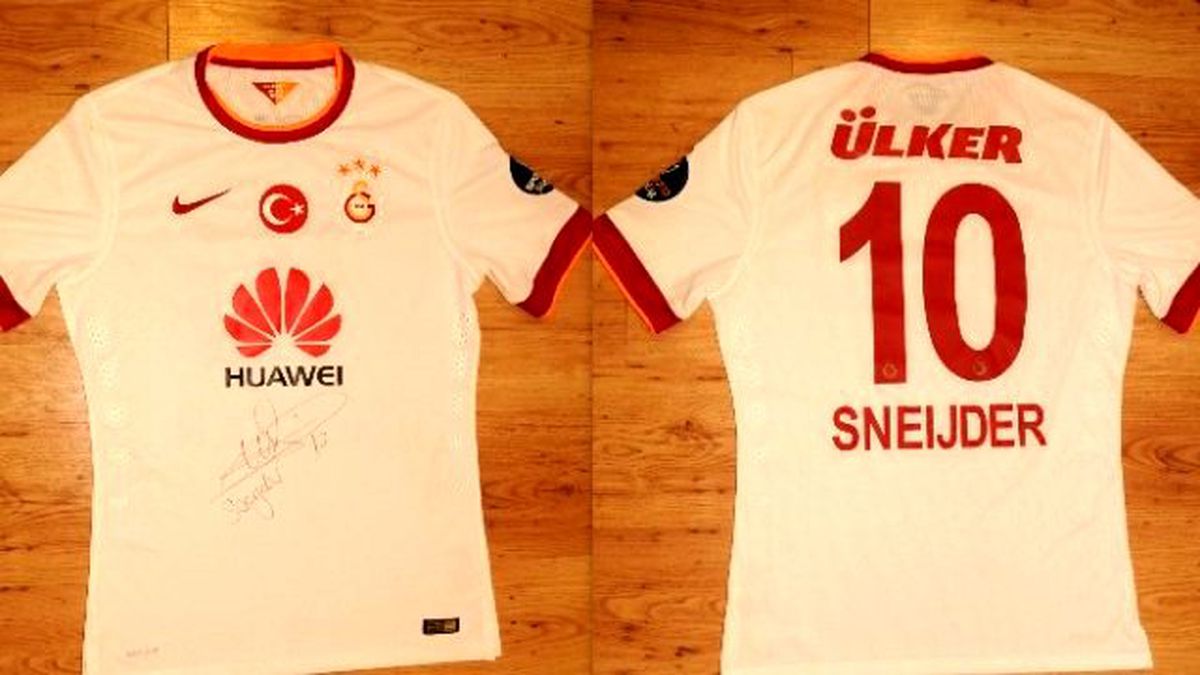 Sneijder İmzayı Attı