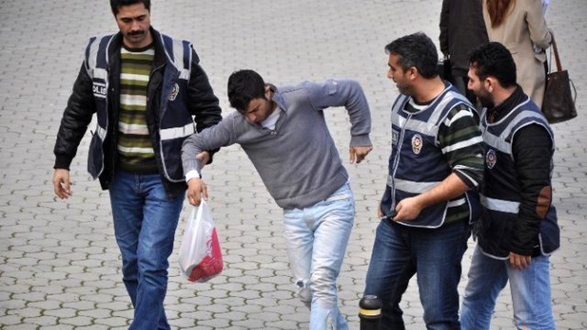 Soymak İstediği Bankamatiğin Üzerinden Düşerek Ayağını Kırdı