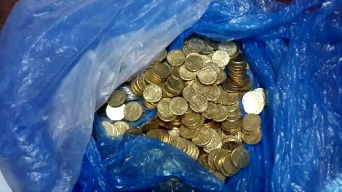 Suriyeli\'nin Otomobilinde 500 Altın Sikke Ele Geçirildi