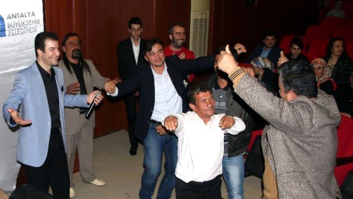 Türk Halk Müziği Sanatçısı Nihat Akçer Gazipaşa\'da Konser Verdi