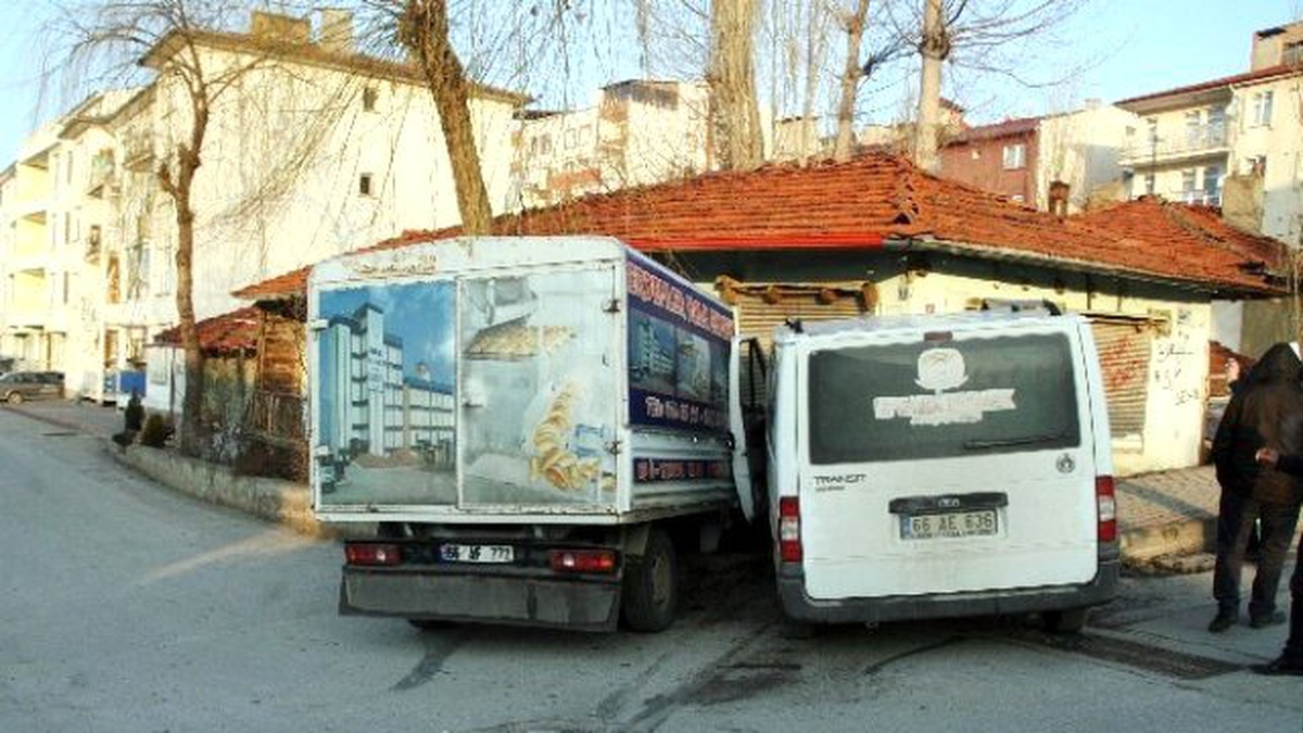 Yozgat\'ta İki Ekmek Arabasının Çarpışması Güvenlik Kamerasına Yansıdı