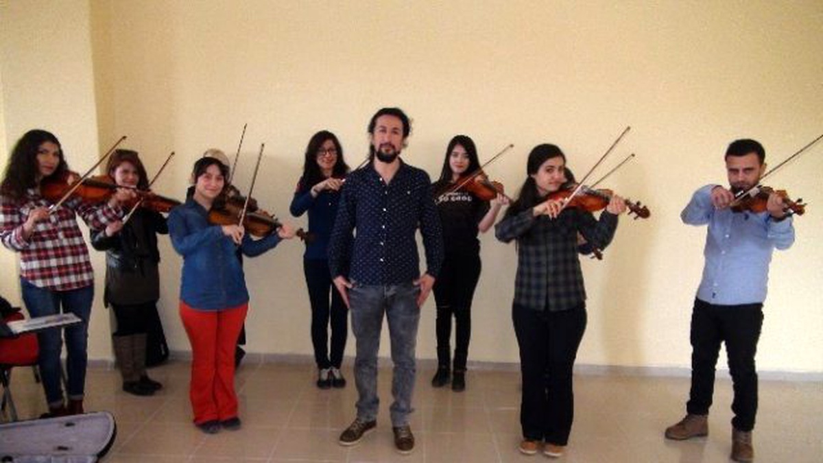 Yozgat\'ta Üniversite Öğrencileri Keman Kursunda Stres Atıyor
