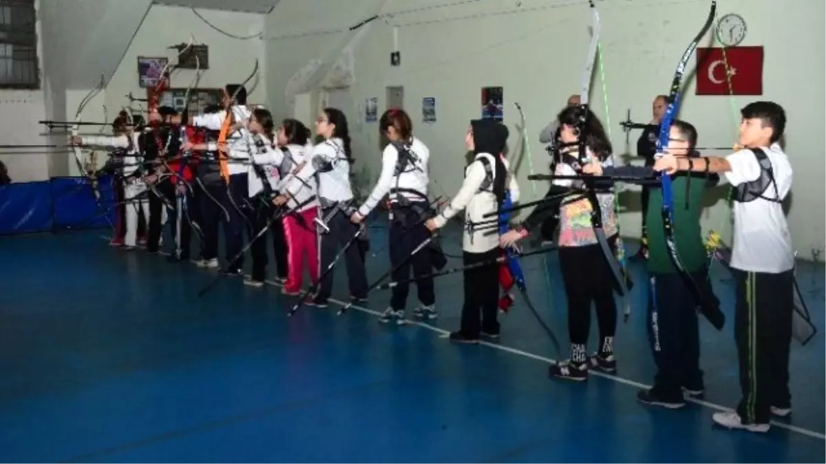 Adana'da Minikler Salon Okçuluk İl Birinciliği