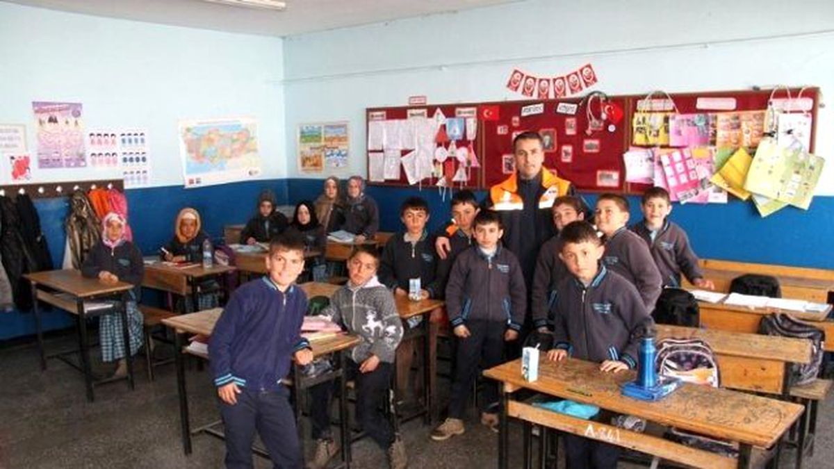 Erzurum\'da AFAD Ekiplerinden Öğrencilere Deprem Eğitimi