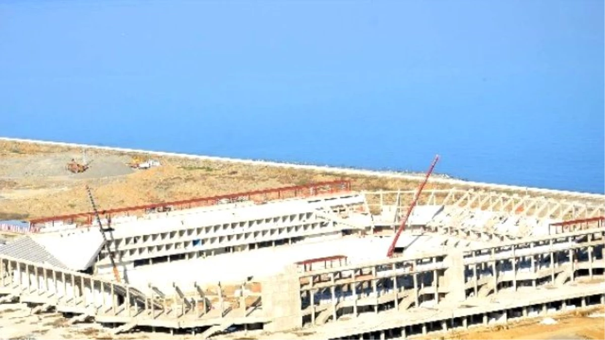 Akyazı Stadı İnşaatı\'nda Düşme Vakası: 1 Yaralı