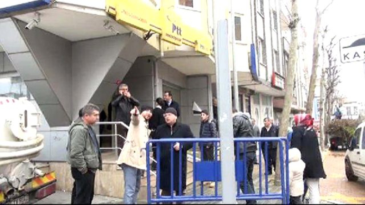 Avcılar\'da Silahlı, Ameliyat Maskeli PTT Soygunu