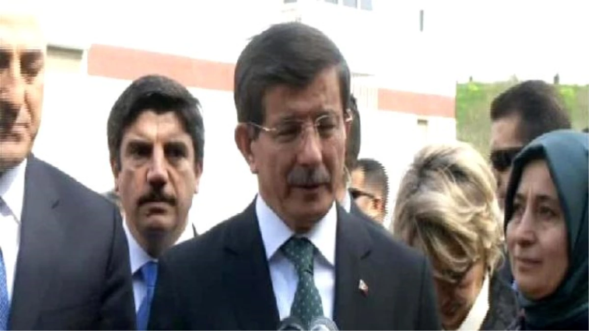 Başbakan Davutoğlu Portekiz\'de Şehit Diplomatlar Anıtına Çelenk Bıraktı