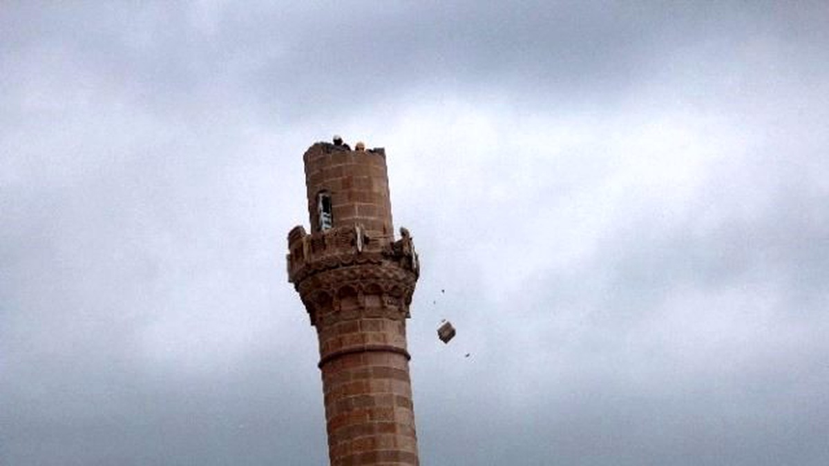 Beyşehir\'de Yıkılma Riski Taşıyan Minareler Yıkıldı
