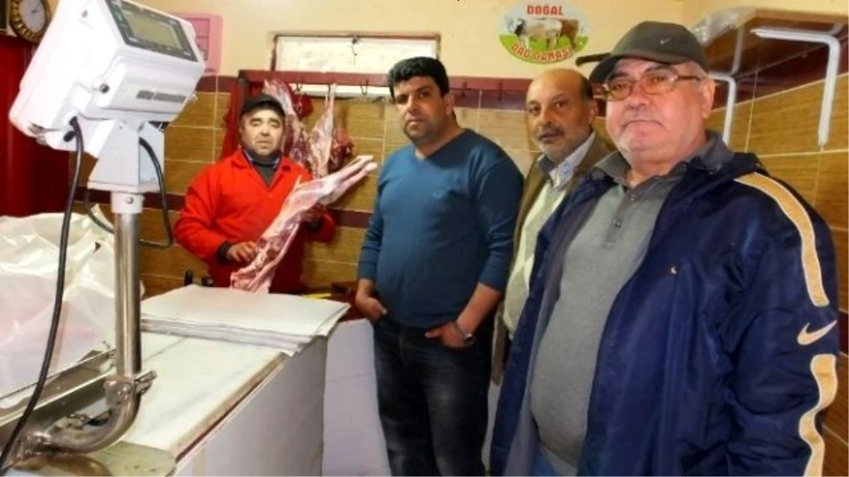 Burhaniye\'de Kasap Kardeşlerin Rekabeti Sebebiyle Etin Fiyatı 15 Liraya Düştü