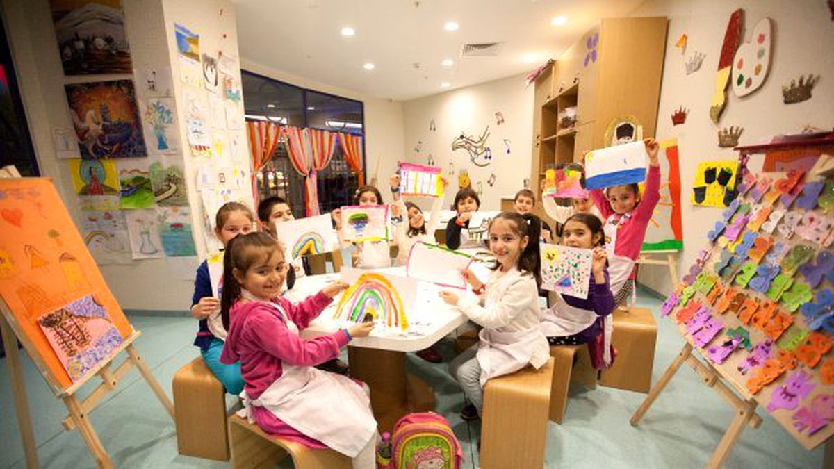 Çocuklar "Mutlu Kadın"ı Resimliyor