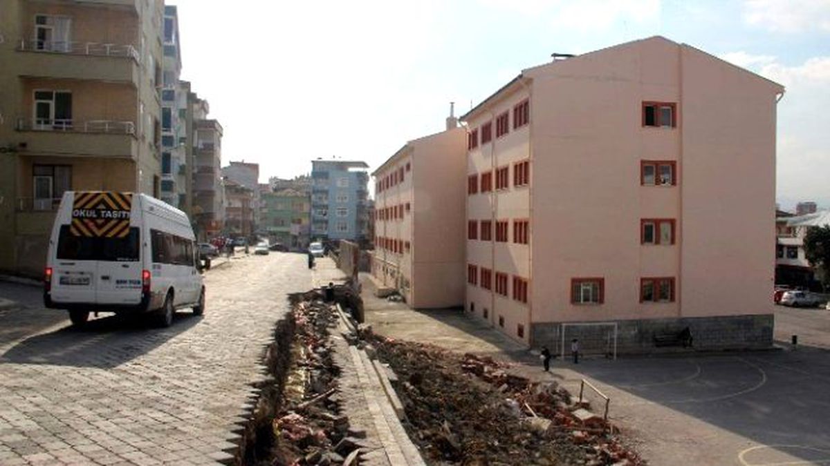 Çöken İstinat Duvarı Öğrencileri Tedirgin Ediyor