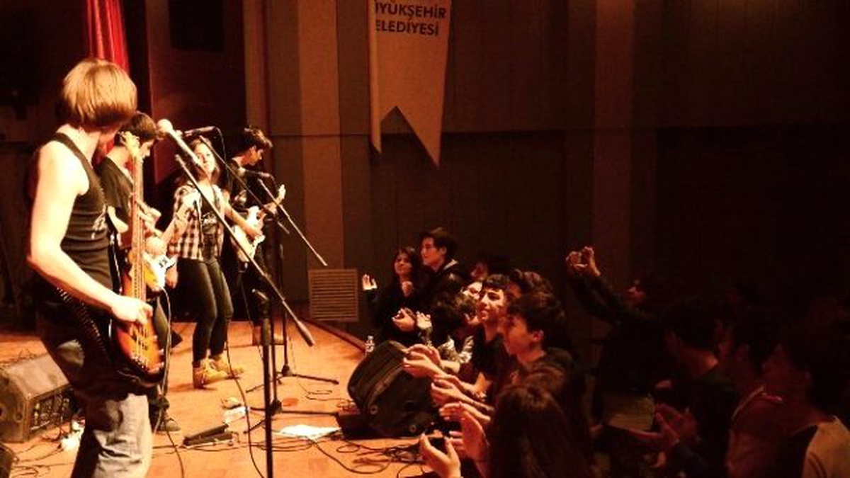 Denizli Bbsk\'lı Futbolcular Konserde Stres Attı