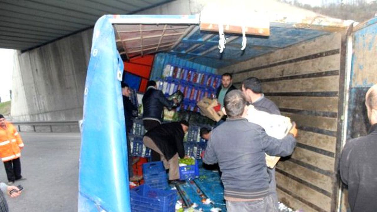 Devrilen Kamyonetten Malları El Birliğiyle Kurtardılar