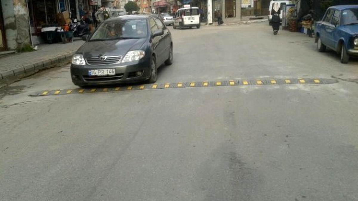 Edremit\'te Okul Önlerine Hız Kesici Engeller Konuluyor