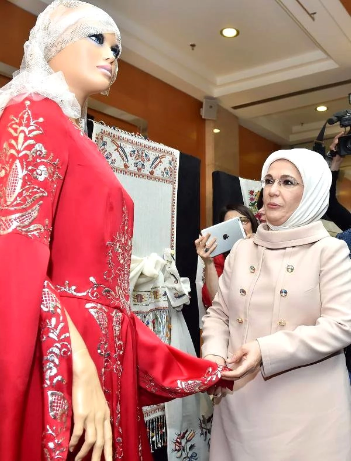 Emine Erdoğan: Kadına Kalkan El İflah Olmaz